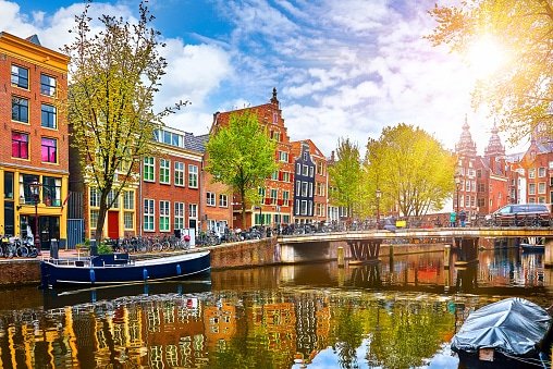 amsterdam üniversitesi eğitim sistemi nedir?